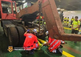 Rescatado un hombre que había quedado atrapado en un portacontenedores en el muelle de Cádiz