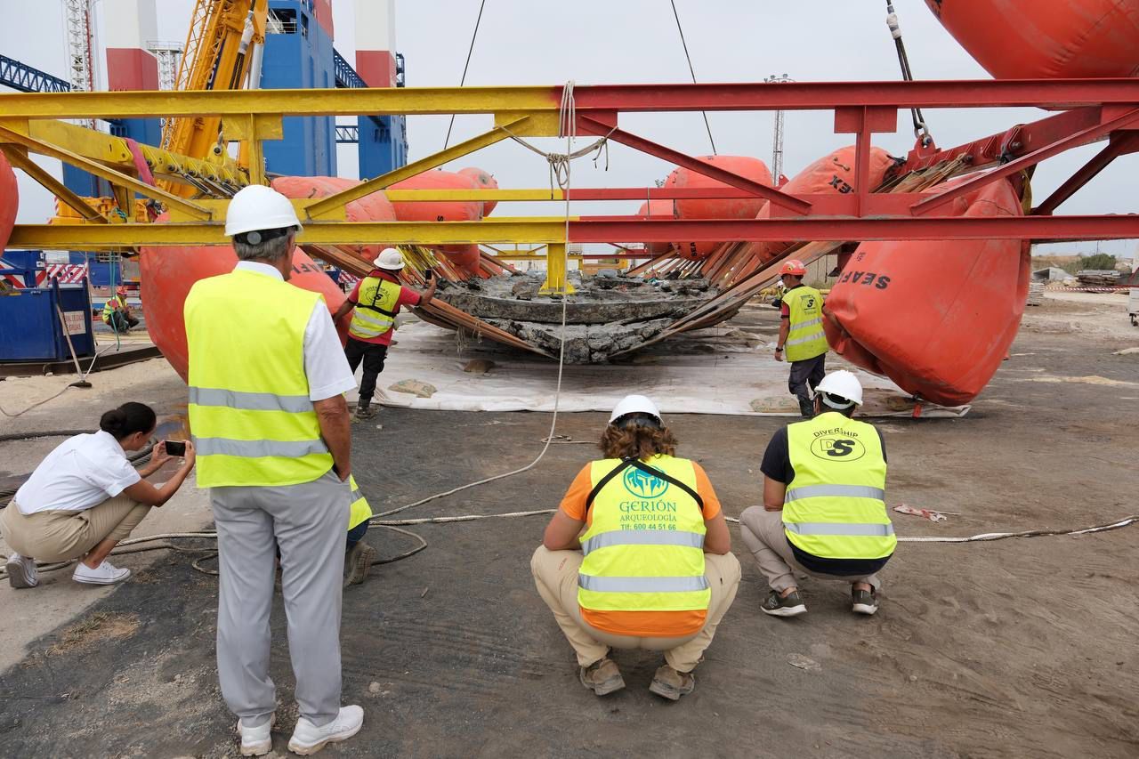 Fotos: Así ha sido la extracción del galeón del siglo XVII hundido en Cádiz