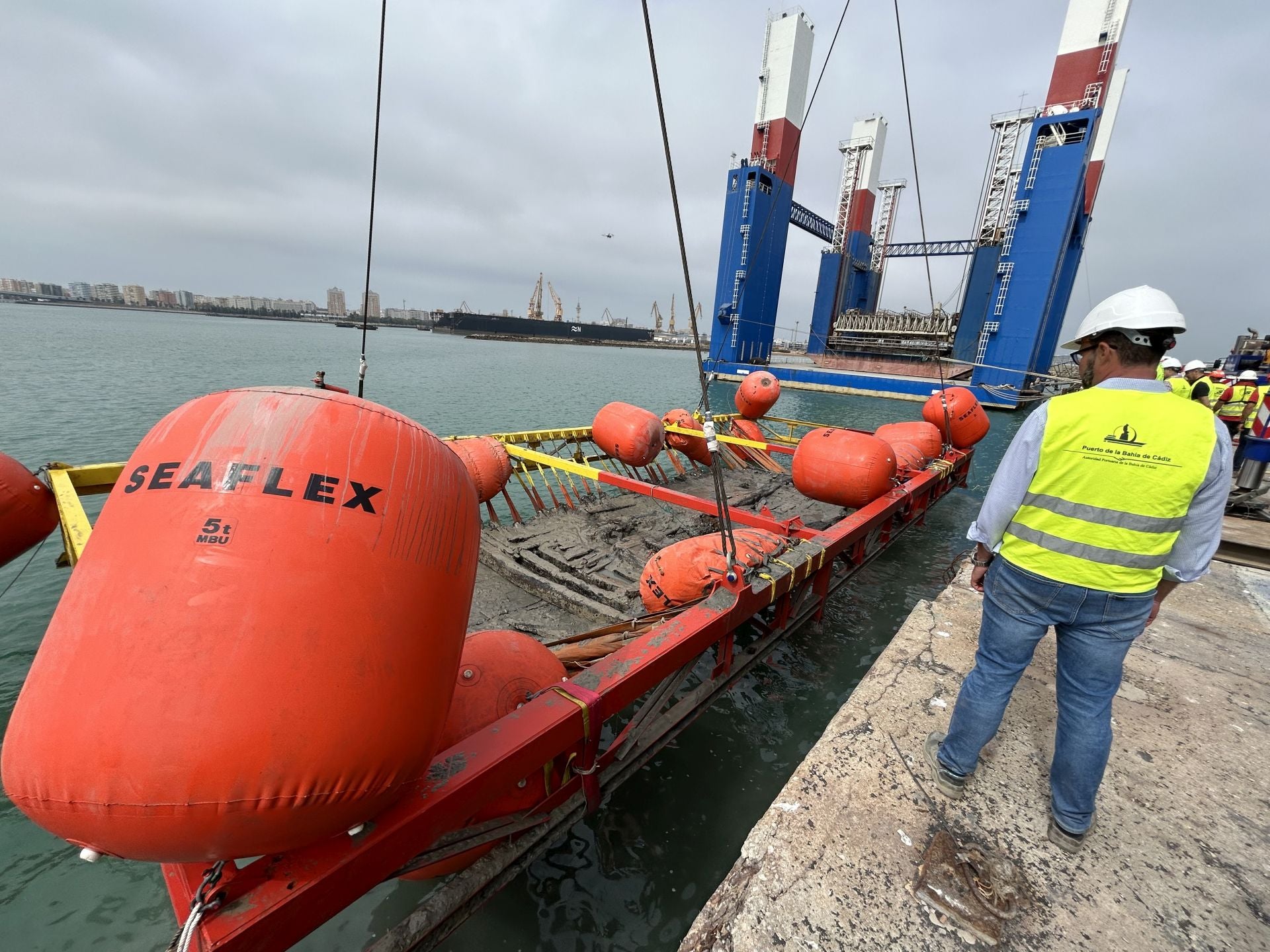 Fotos: Así ha sido la extracción del galeón del siglo XVII hundido en Cádiz