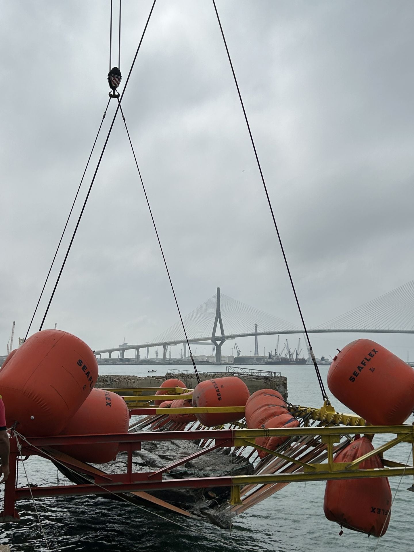 Fotos: Así ha sido la extracción del galeón del siglo XVII hundido en Cádiz