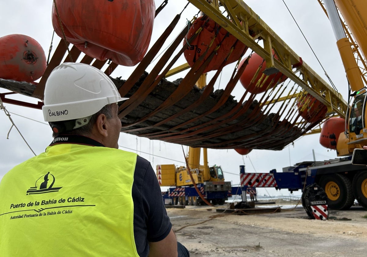 Fotos: Así ha sido la extracción del galeón del siglo XVII hundido en Cádiz