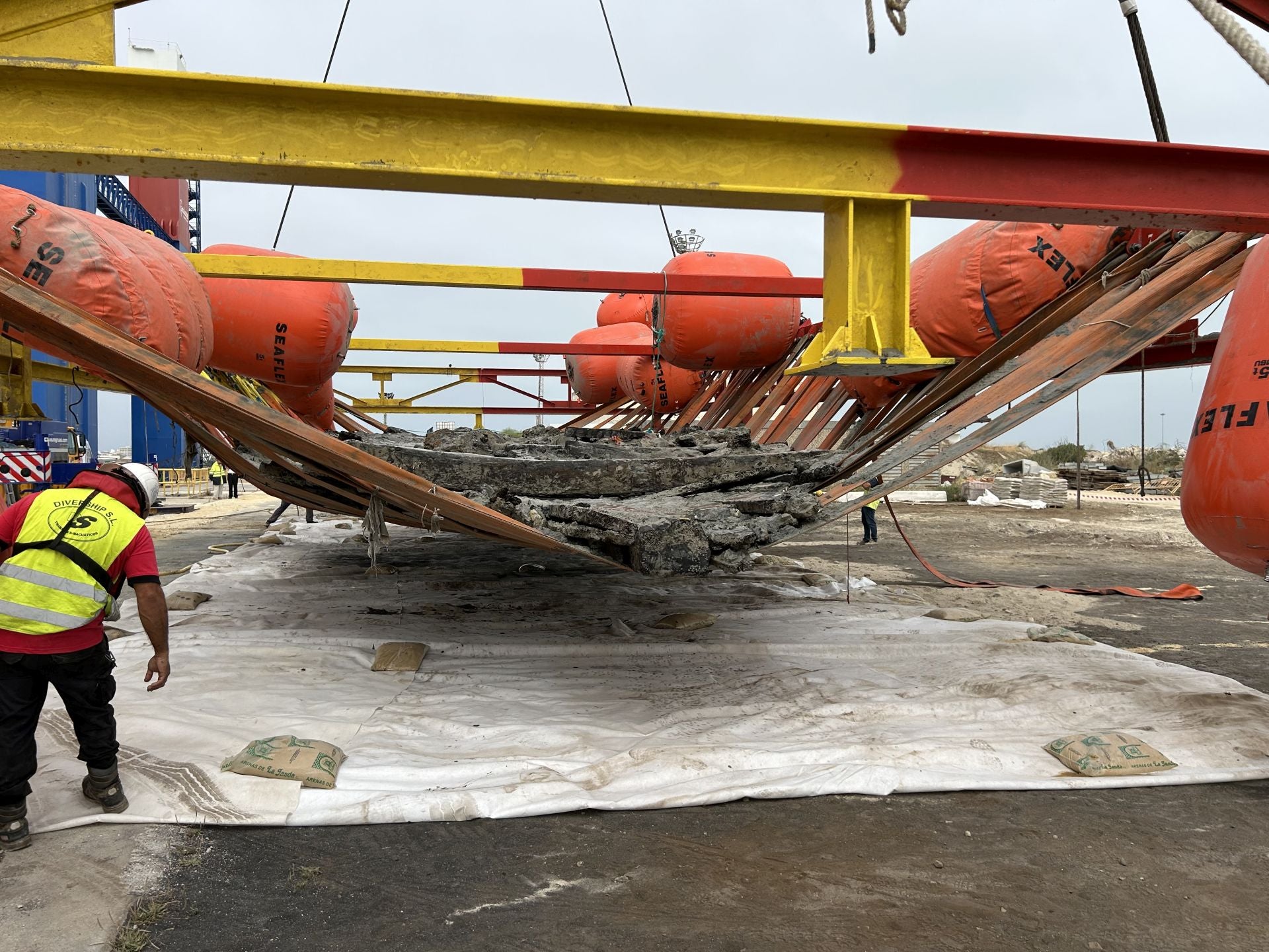 Fotos: Así ha sido la extracción del galeón del siglo XVII hundido en Cádiz