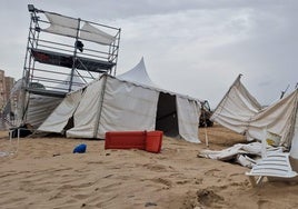 El fuerte levante en Cádiz tira una palmera y arrasa con las instalaciones deportivas de la playa