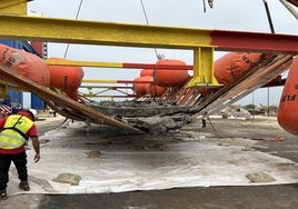 Vídeo: Así fue paso a paso la extracción del galeón del siglo XVII en el muelle de Cádiz