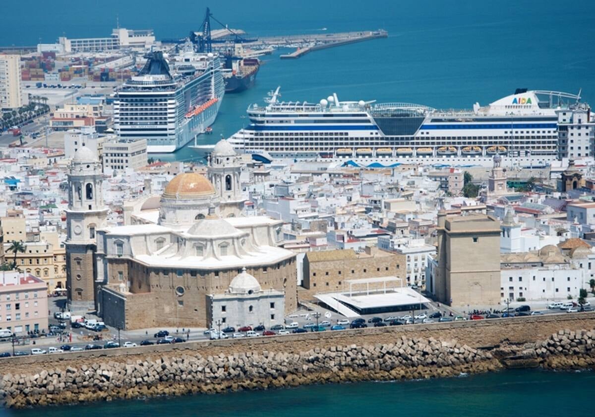 Dos cruceros en el puerto gaditano, en una imagen de archivo.