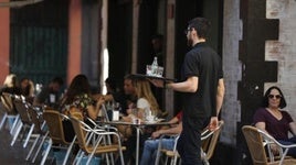 Un camarero no da crédito al ver el objetivo que un cliente se dejó olvidado en la mesa en un bar de Cádiz