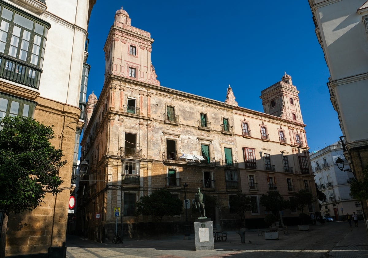 El emblemático e histórico edificio se ubica en el número 4 de la plaza de Argüelles.