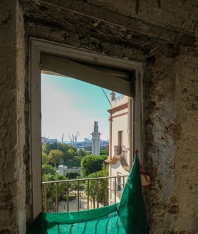 Imagen secundaria 2 - 1. Imagen de la noble escalera de mármol por la que se accede a las otras tres plantas de la finca.  2. La azulejería que aún persiste en el edificio va a ser restaurada y volverá a lucir en la ampliación del hotel. 3. Vistas al Monumento a Las Cortes desde una de las ventanas de la tercera planta del inmueble.