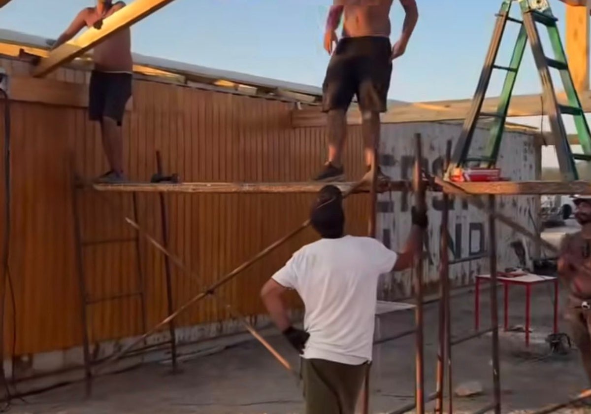 Los trabajadores del chiringuito trabajan para rehabilitarlo cuanto antes y aprovechar lo que queda de verano.