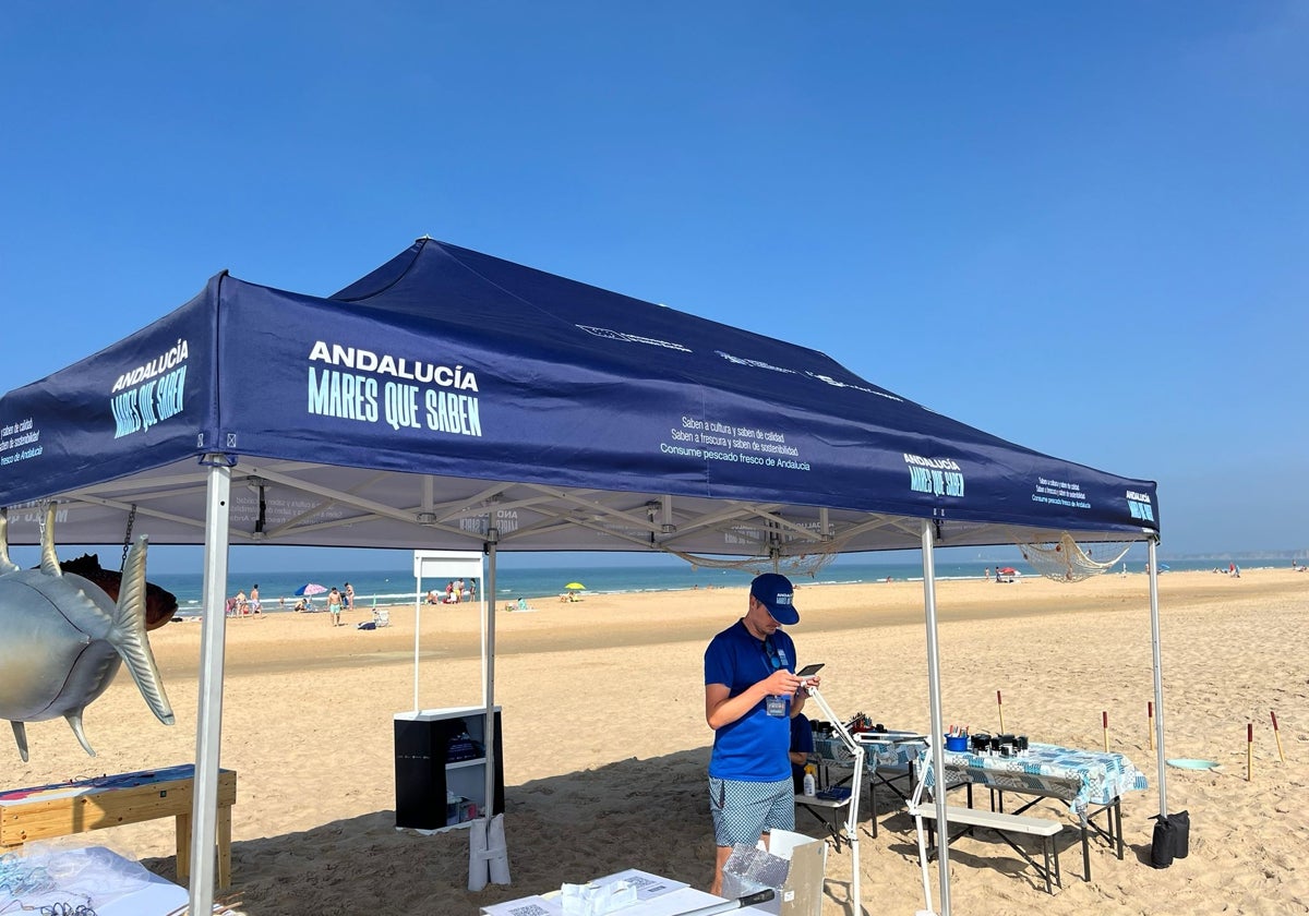 'Andalucía Mares que saben' llega a la playa de Conil.