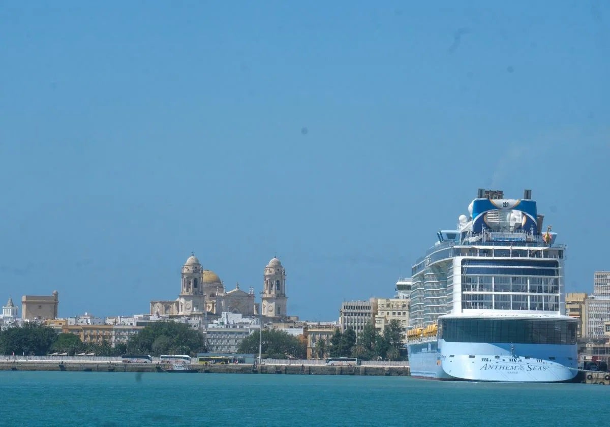 El 'Anthem of the Seas', en el muelle Alfonso XIII de Cádiz