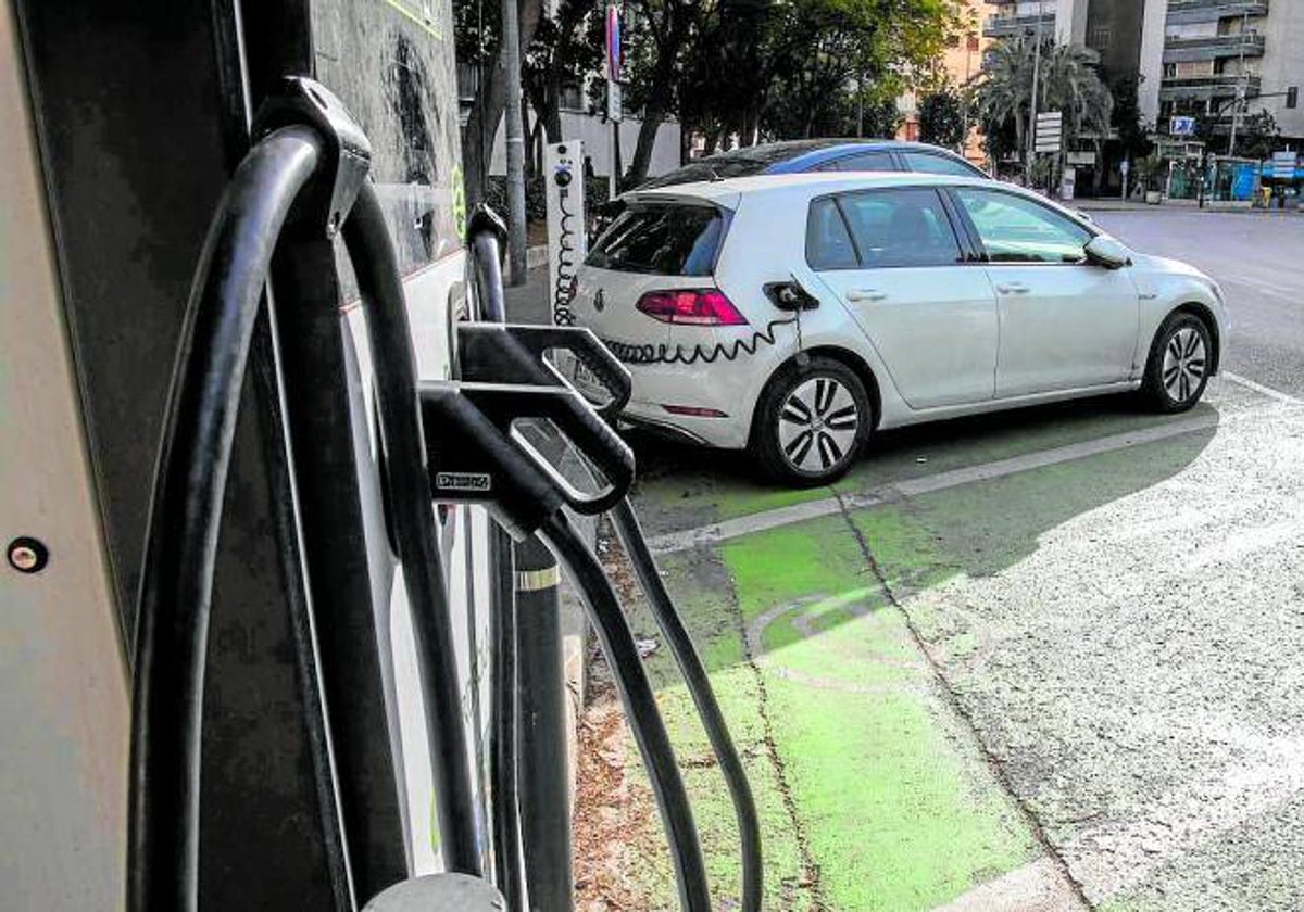 Un vehículo, en una estación de carga eléctrica.