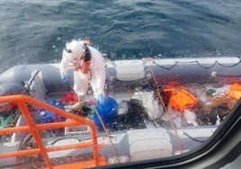 Rescatan a 26 personas, entre ellos un menor, en una neumática a 12 millas de la costa de Conil