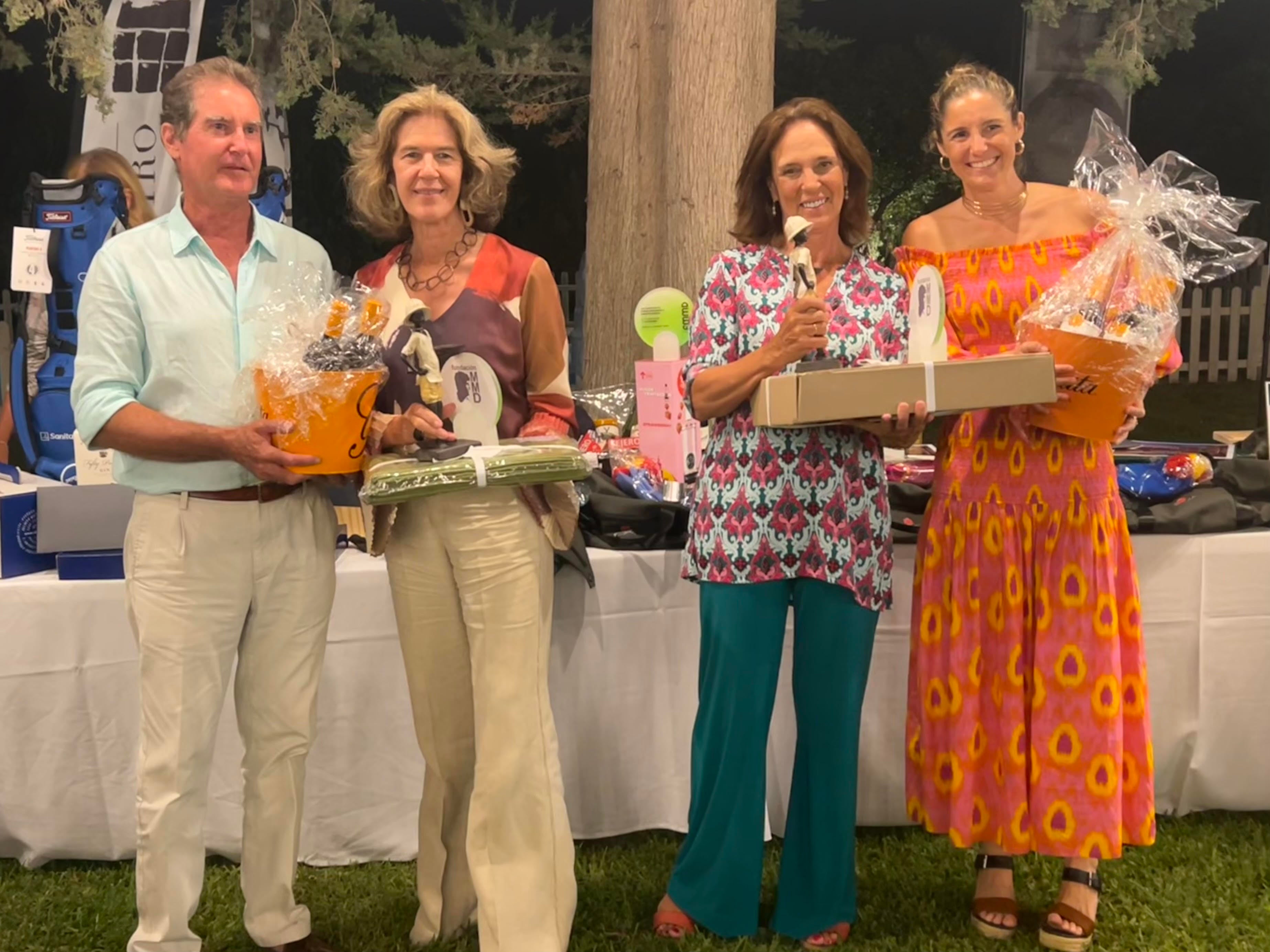 Manuel Maestre junto a las ganadoras del torneo de croquet femenino, Paz Gómez Rodulfo y Cecilia Lora, también les acompaña Myriam Maestre