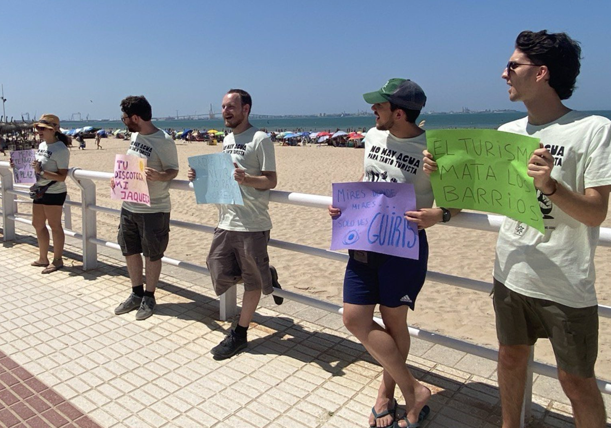 Los jóvenes ecologistas realizan una cadena humana para denunciar los impactos de la turistificación