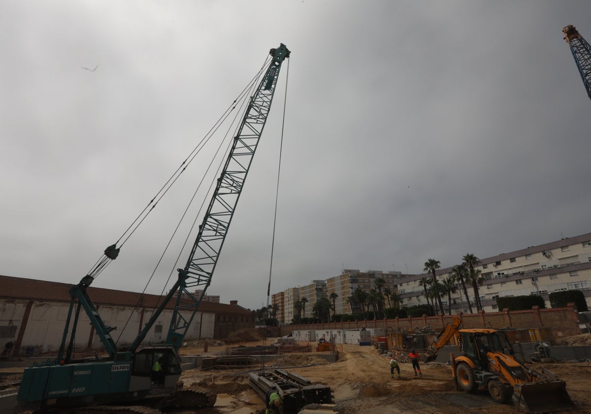 Obras en el terreno de antiguos depósitos de Tabacalera.