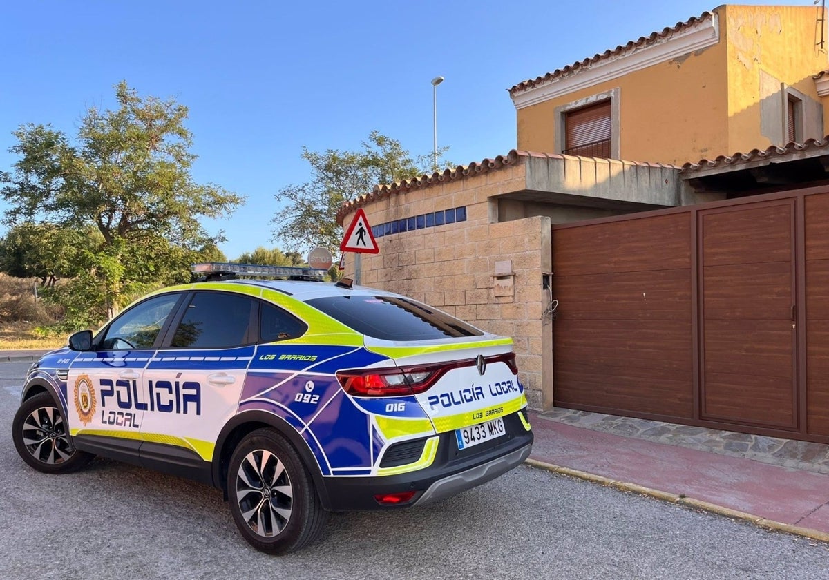 Agentes de la Policía Local evitan la posible ocupación de una vivienda en obras en Los Barrios.