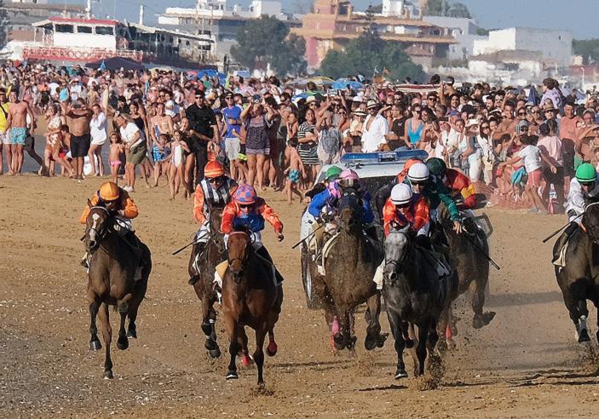 La competición hípica depara escenas espectaculares que disfrutan miles de espectadores en la playa y también desde sus casas.