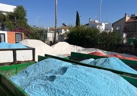 Preparados 70.000 kilos de sal para las tradicionales alfombras de las fiestas patronales de Sanlúcar