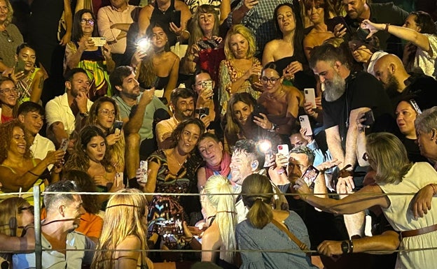 Pablo López cantando en el público