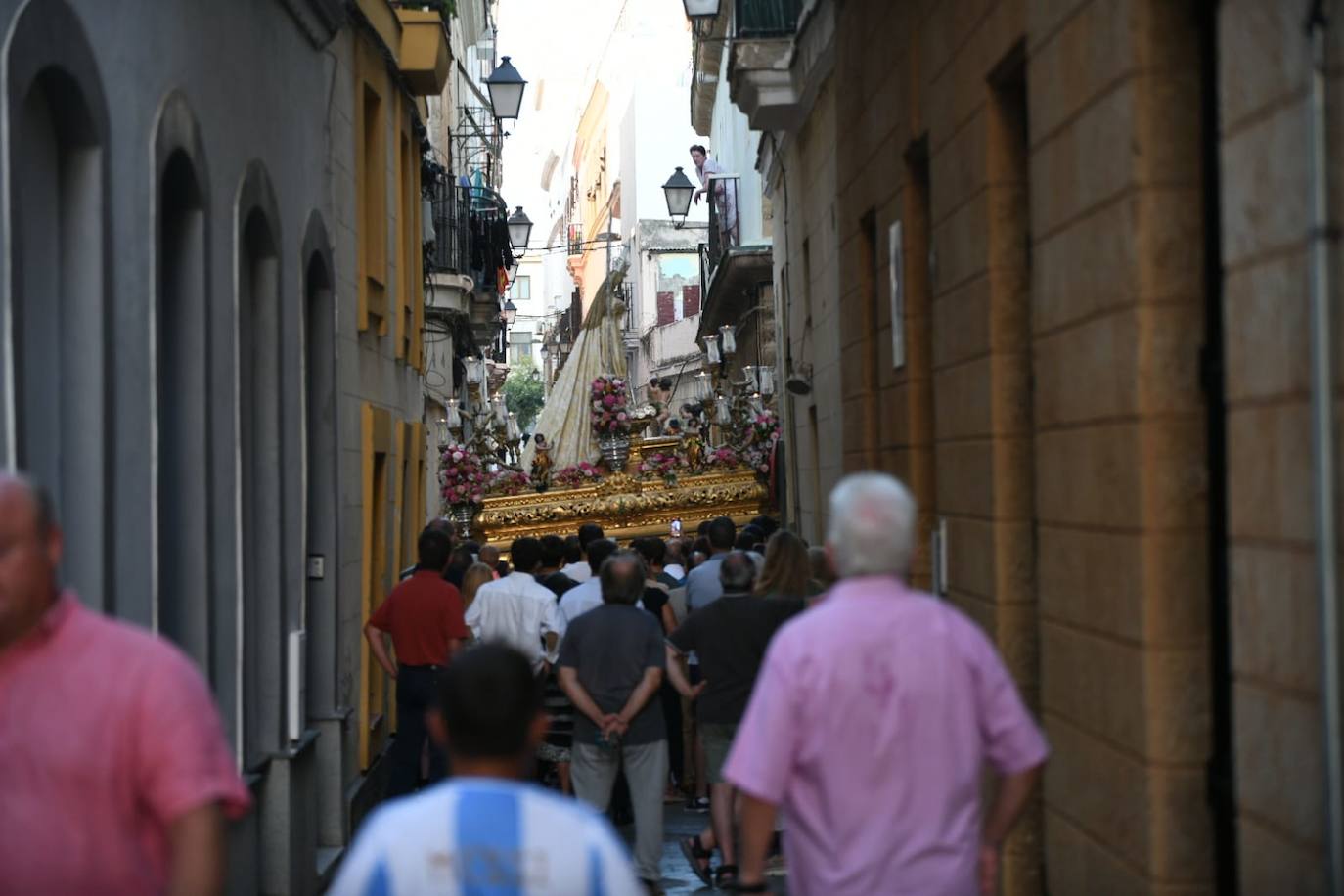 Servitas, Amor Hermoso y Victoria de Expiración procesionan por las calles de Cádiz