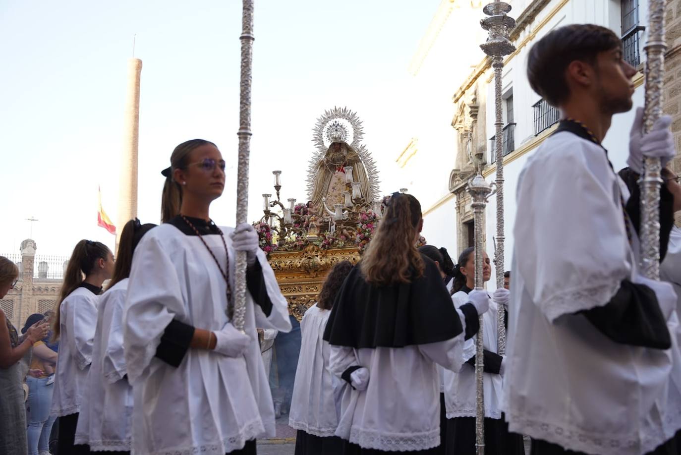 Servitas, Amor Hermoso y Victoria de Expiración procesionan por las calles de Cádiz