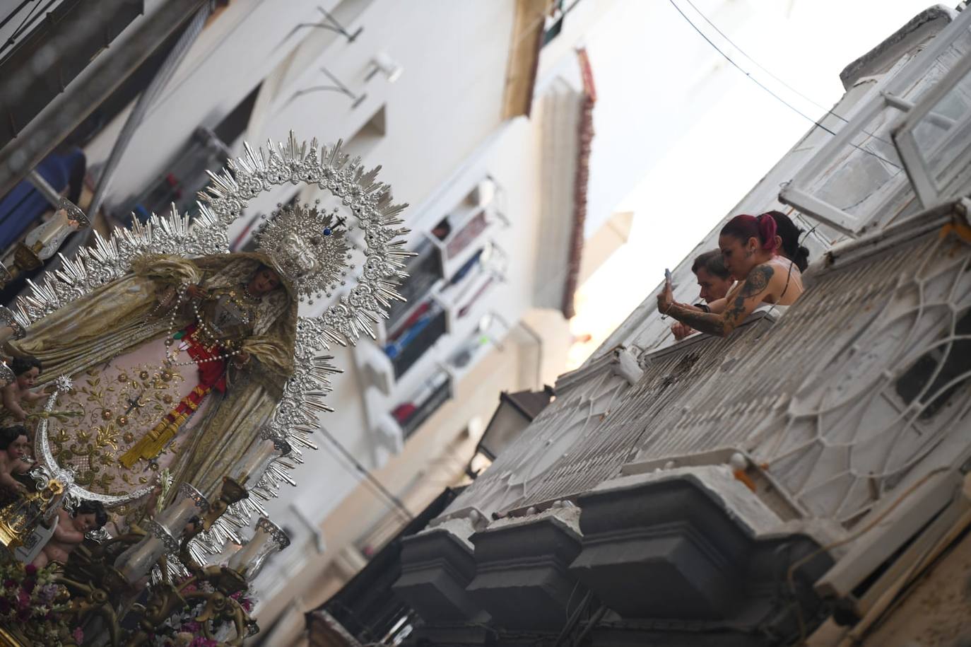 Servitas, Amor Hermoso y Victoria de Expiración procesionan por las calles de Cádiz