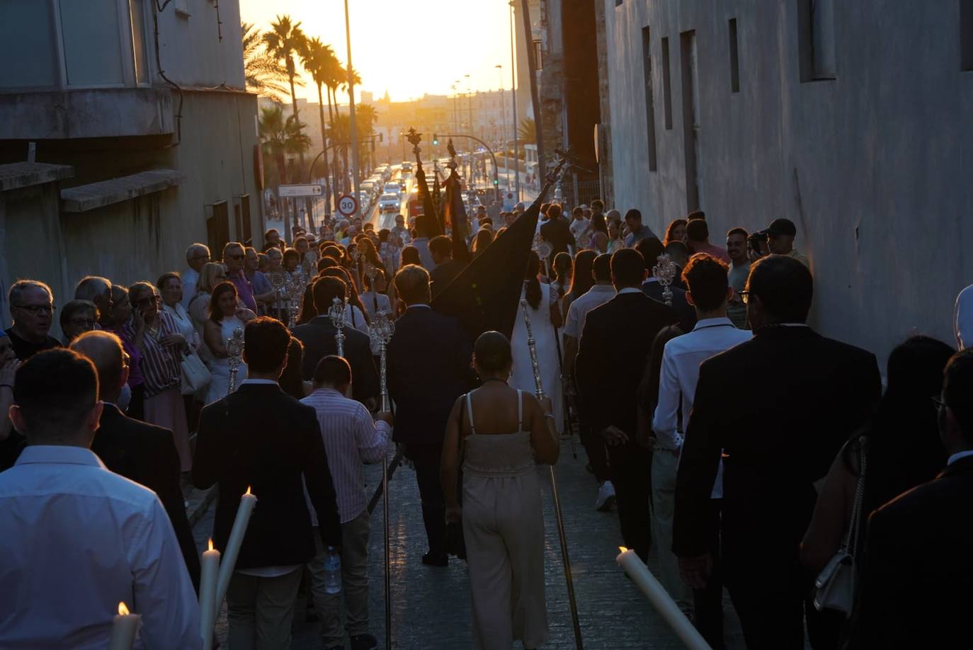 Servitas, Amor Hermoso y Victoria de Expiración procesionan por las calles de Cádiz