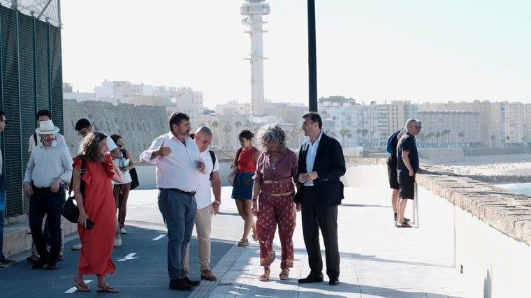 Punto y seguido en el cuidado de las murallas de Cádiz y en las reaperturas