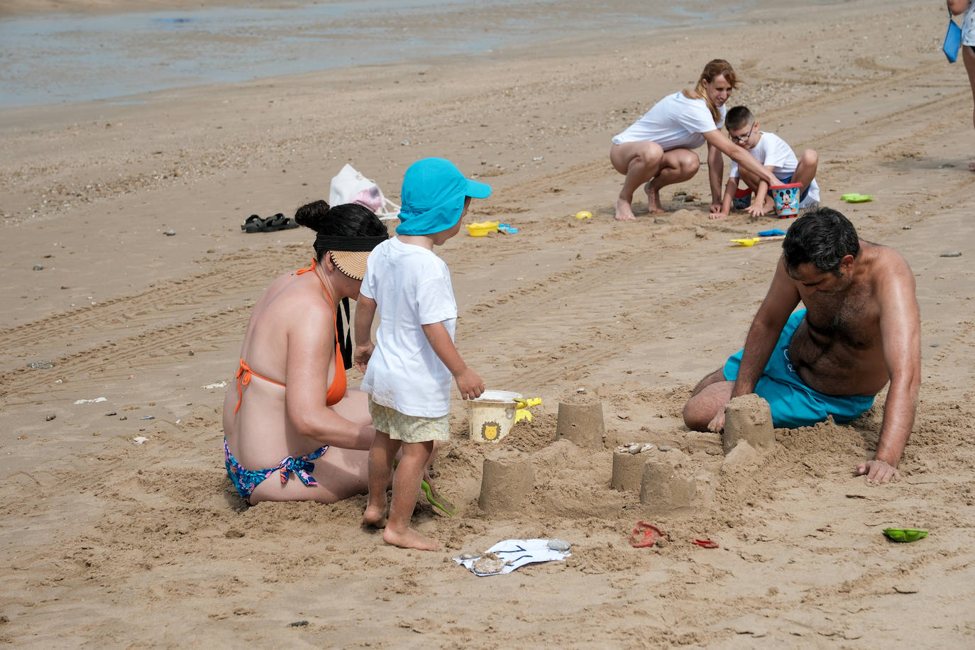 Concurso de castillos de arena en la playa de la Victoria en Cádiz