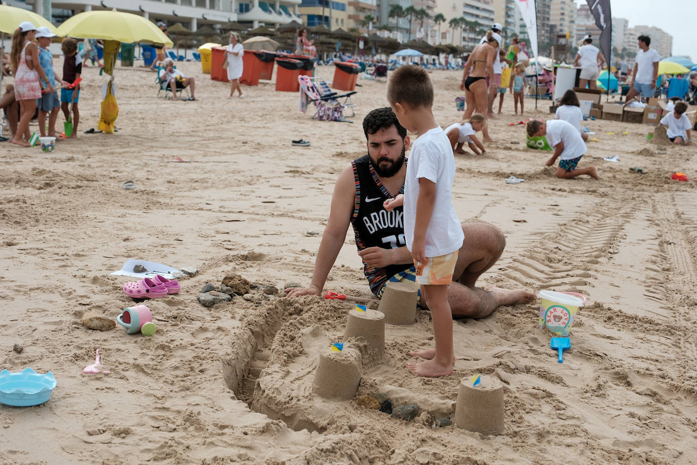 Concurso de castillos de arena en la playa de la Victoria en Cádiz