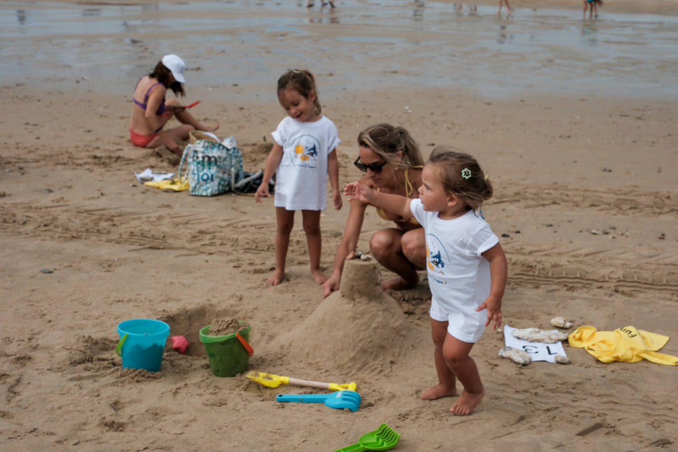 Concurso de castillos de arena en la playa de la Victoria en Cádiz