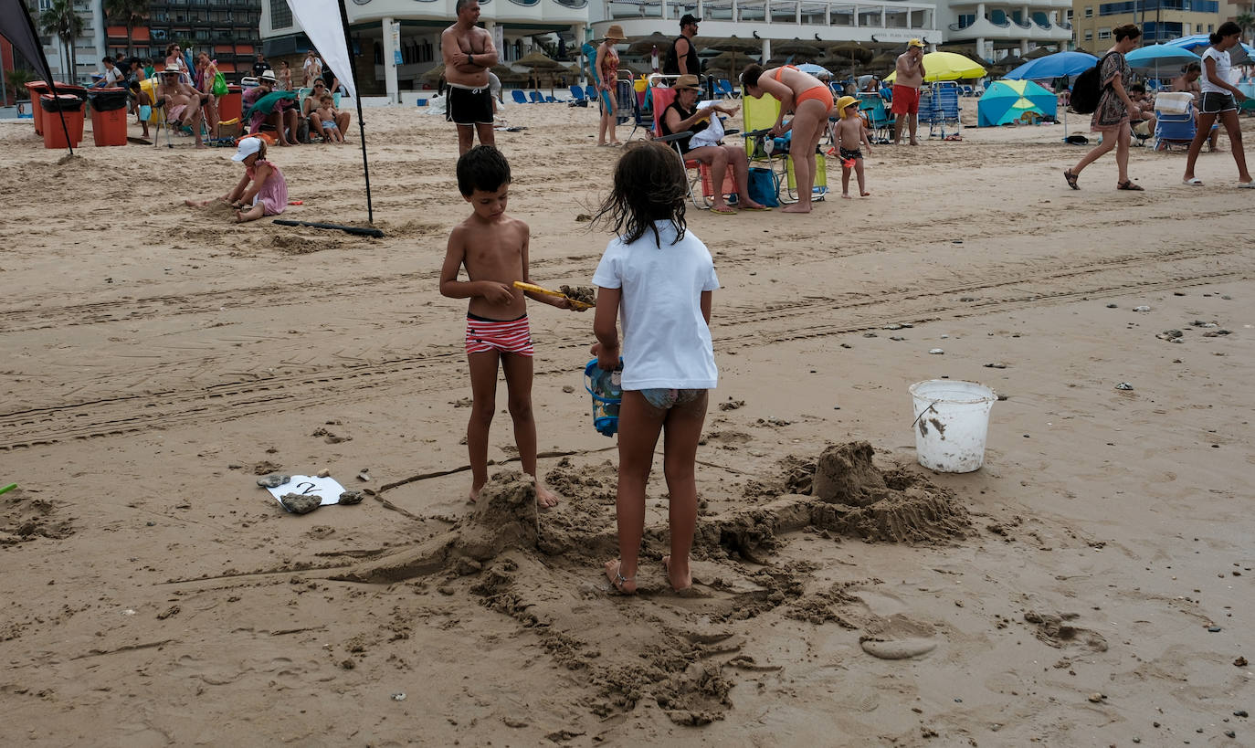 Concurso de castillos de arena en la playa de la Victoria en Cádiz