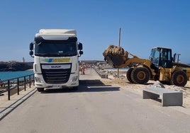 Más de 9.000 toneladas de algas retiradas de las playas de Tarifa este verano