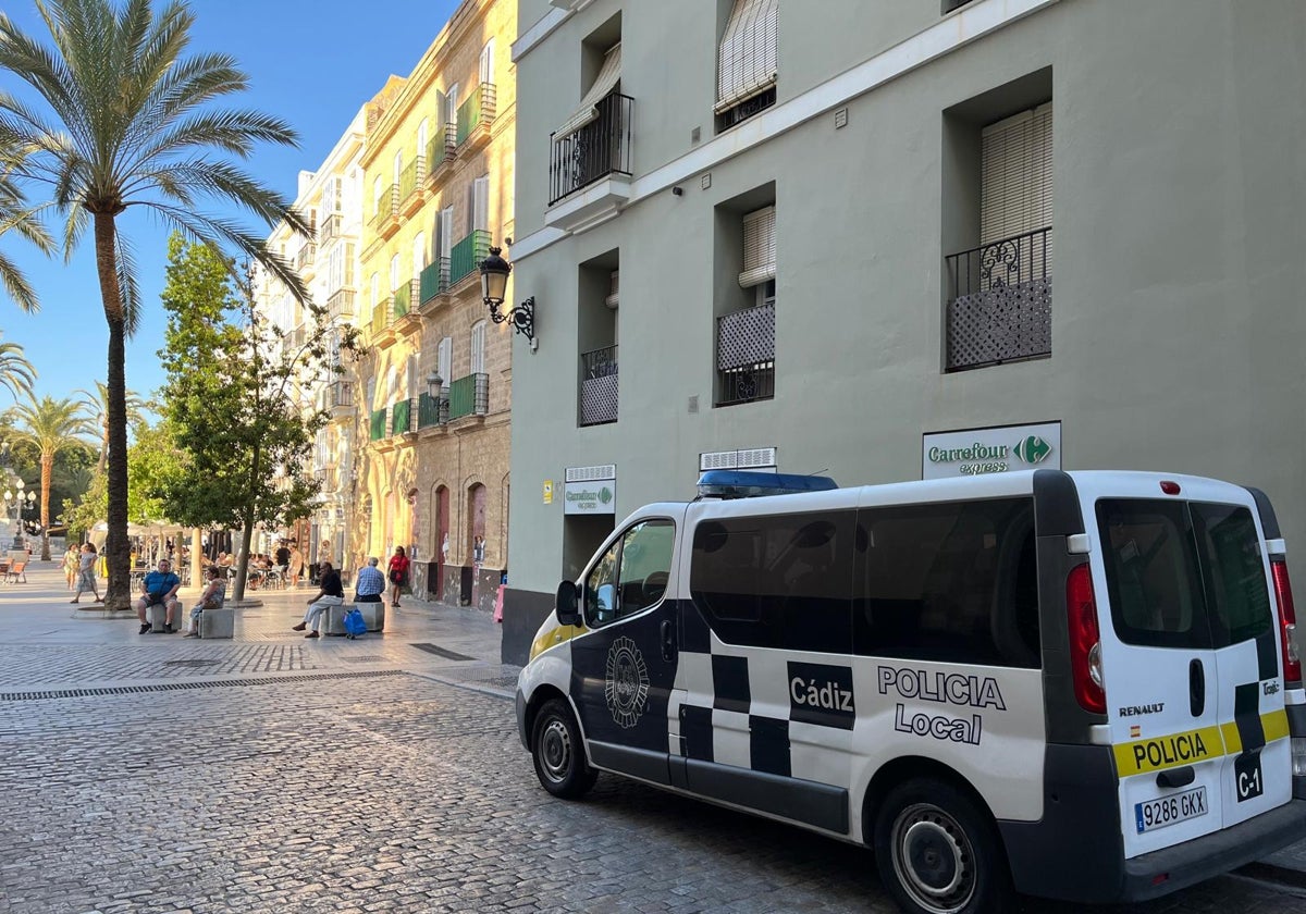 Vehículo de la Policía Local en la esquina de la plaza de San Juan de Dios y la calle del mismo nombre