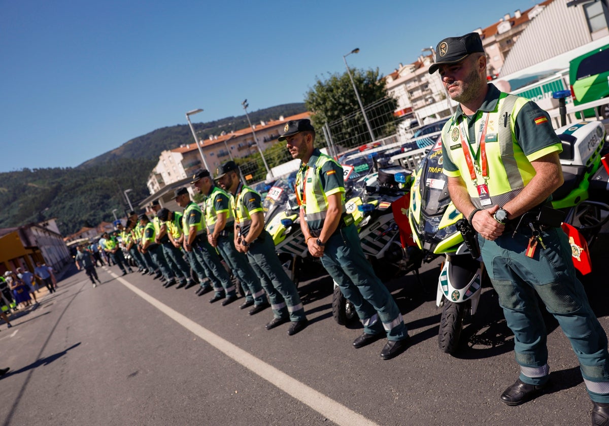 Homenaje en la Vuelta a tres guardias civiles que murieron en acto de servicio