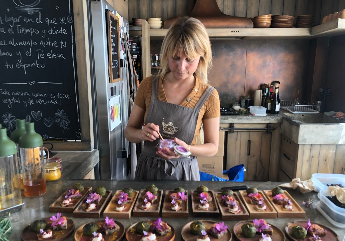 Amaia Lauzurika preparando uno de los platos durante una ceremonia de té y meditación