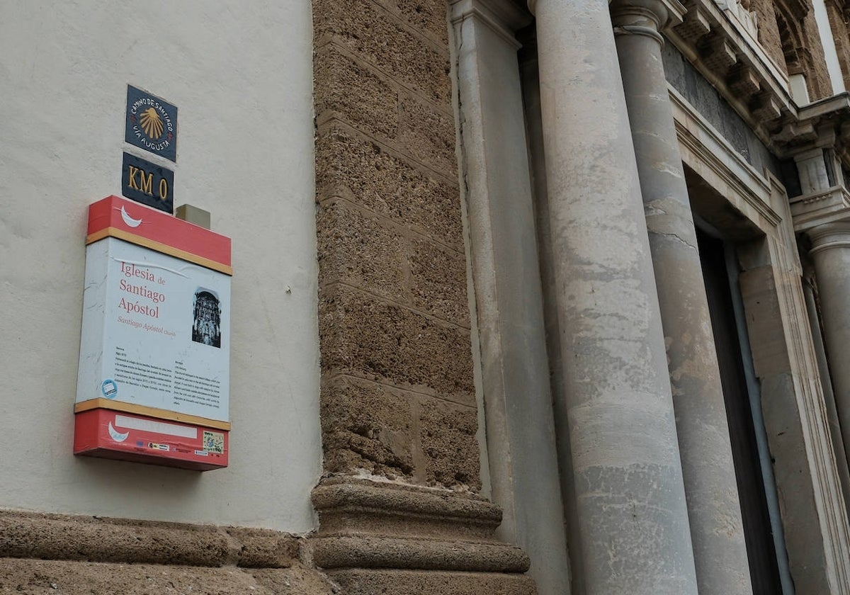 Inicio de la Vía Augusta en la iglesia de Santiago en Cádiz