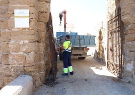 Un accidente de un camión de la Limpieza Solidaria obliga a cerrar durante varias horas el castillo de San Sebastián de Cádiz