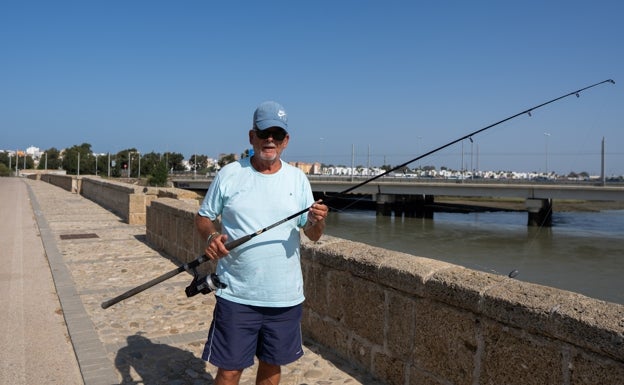 Emilio, aficionado a la pesca y habitual del puente Zuazo