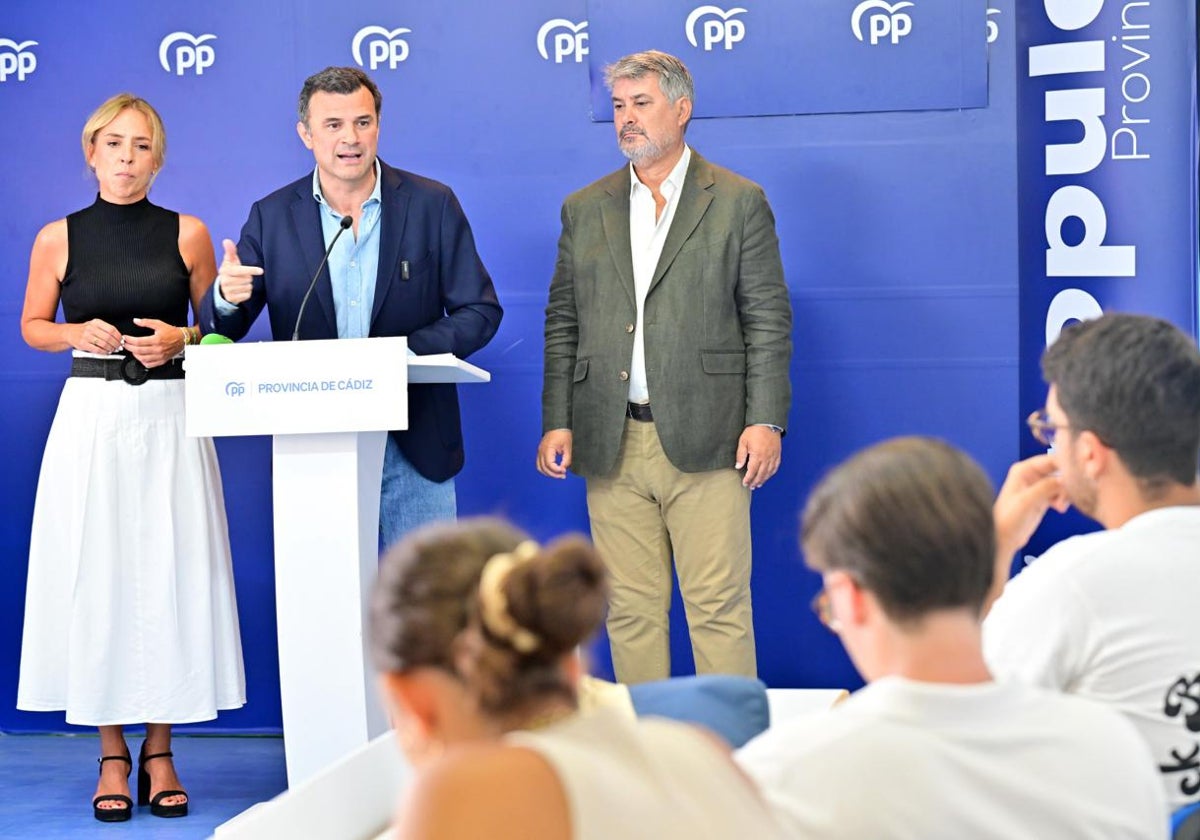 Bruno García, en rueda de prensa este lunes junto a Almudena Martínez y a Ignacio Romaní.