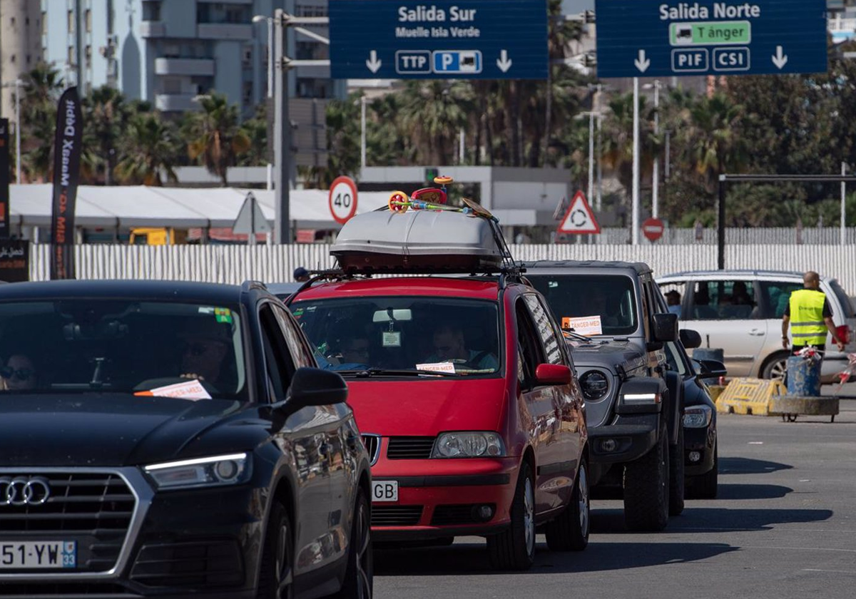 Varios vehículos en el puerto de Algeciras en la Operación Paso del Estrecho