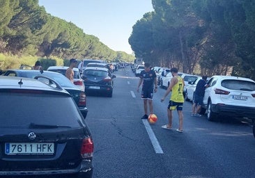 Partidito de fútbol en la autopista entre Cádiz y Sevilla