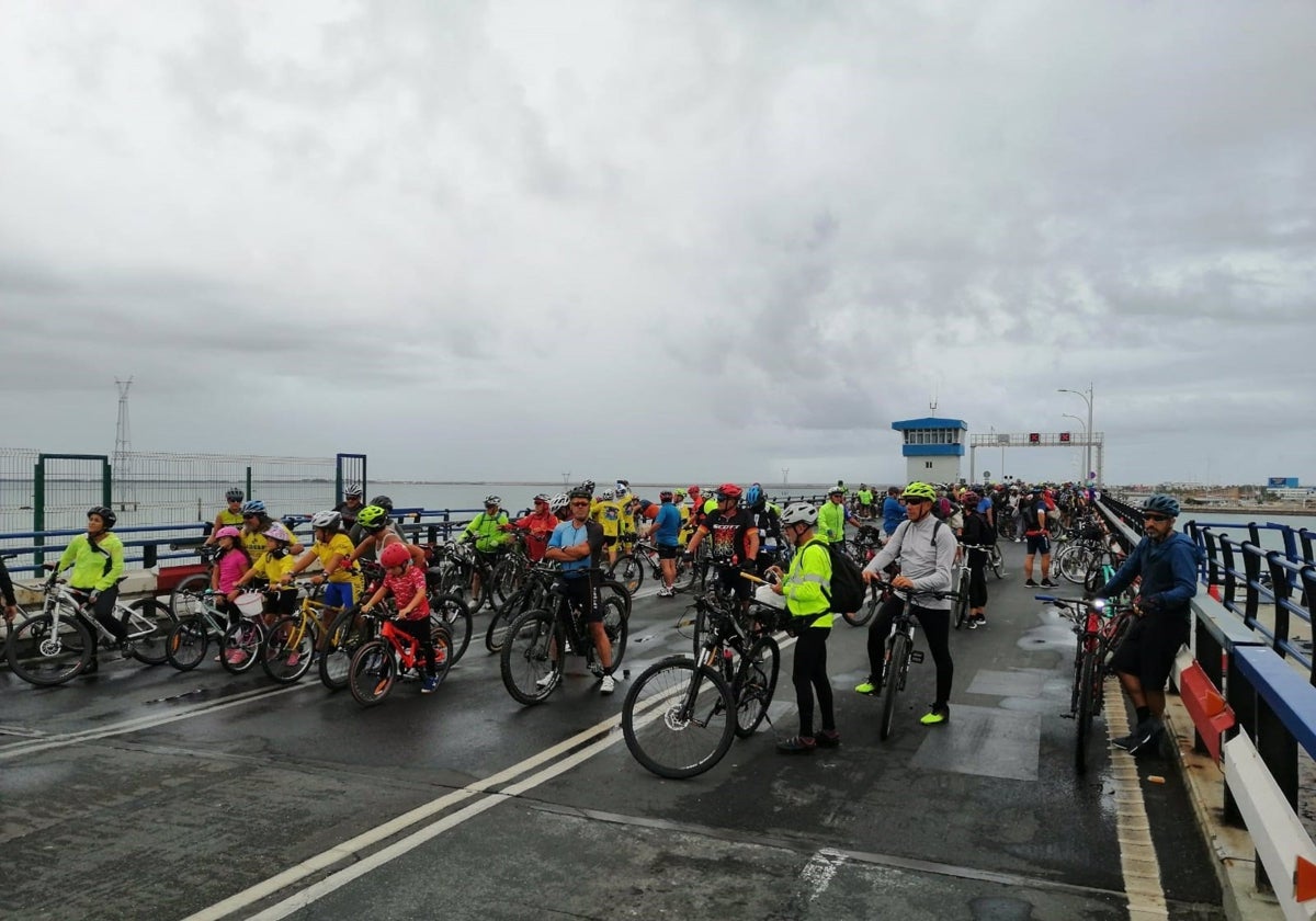 Bicifestación en el puente Carranza en septiembre de 2023 para exigir una vía ciclista y peatonal en esta infraestructura.