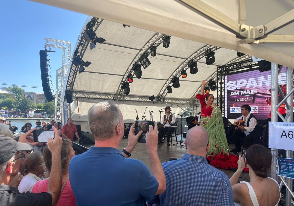 Actuación de Son de Cádiz en el Museumsuferfest de Francfort.