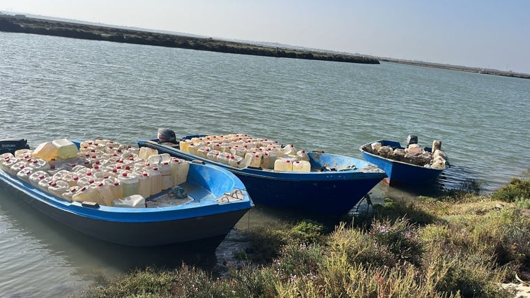 Las barcas cargadas que fueron interceptadas ayer.