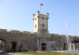 El torreón de la Puerta de Tierra de Cádiz otea por fin su reapertura