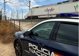 La Policía evita la tragedia en las vías del tren