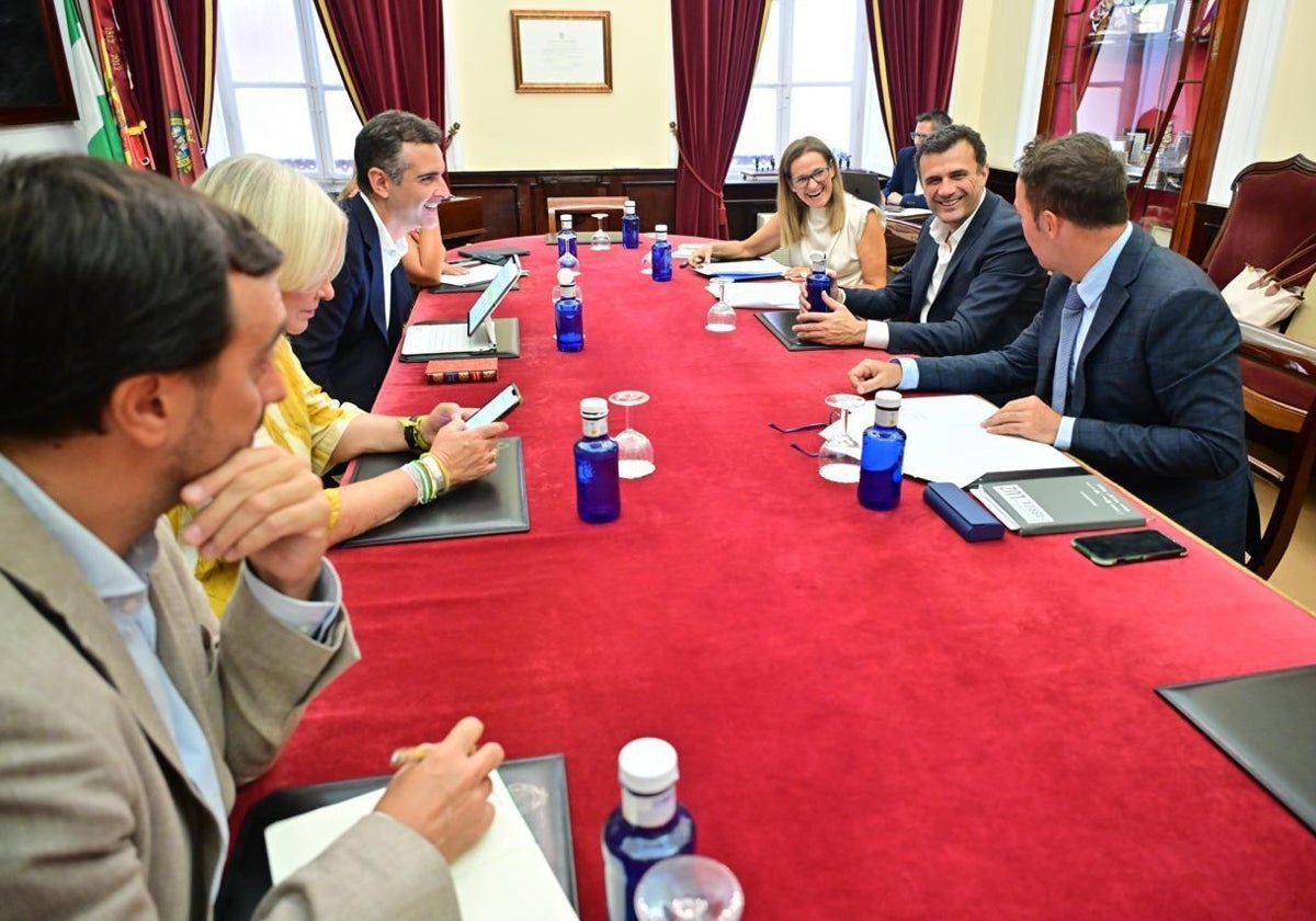 La Junta propiciará un grupo de trabajo con los ayuntamientos de Cádiz y San Fernando para el uso de agua regenerada