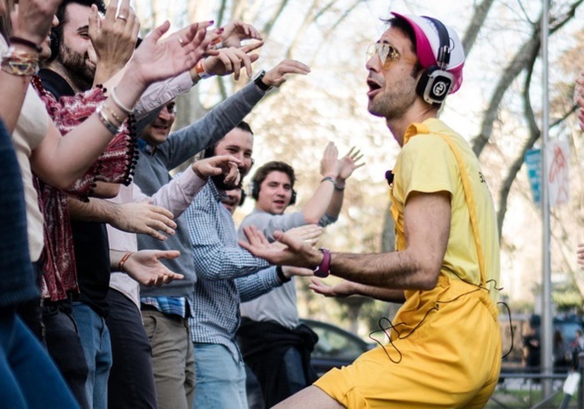 Personas disfrutando del tour en las calles de Madrid de la mano de un animador